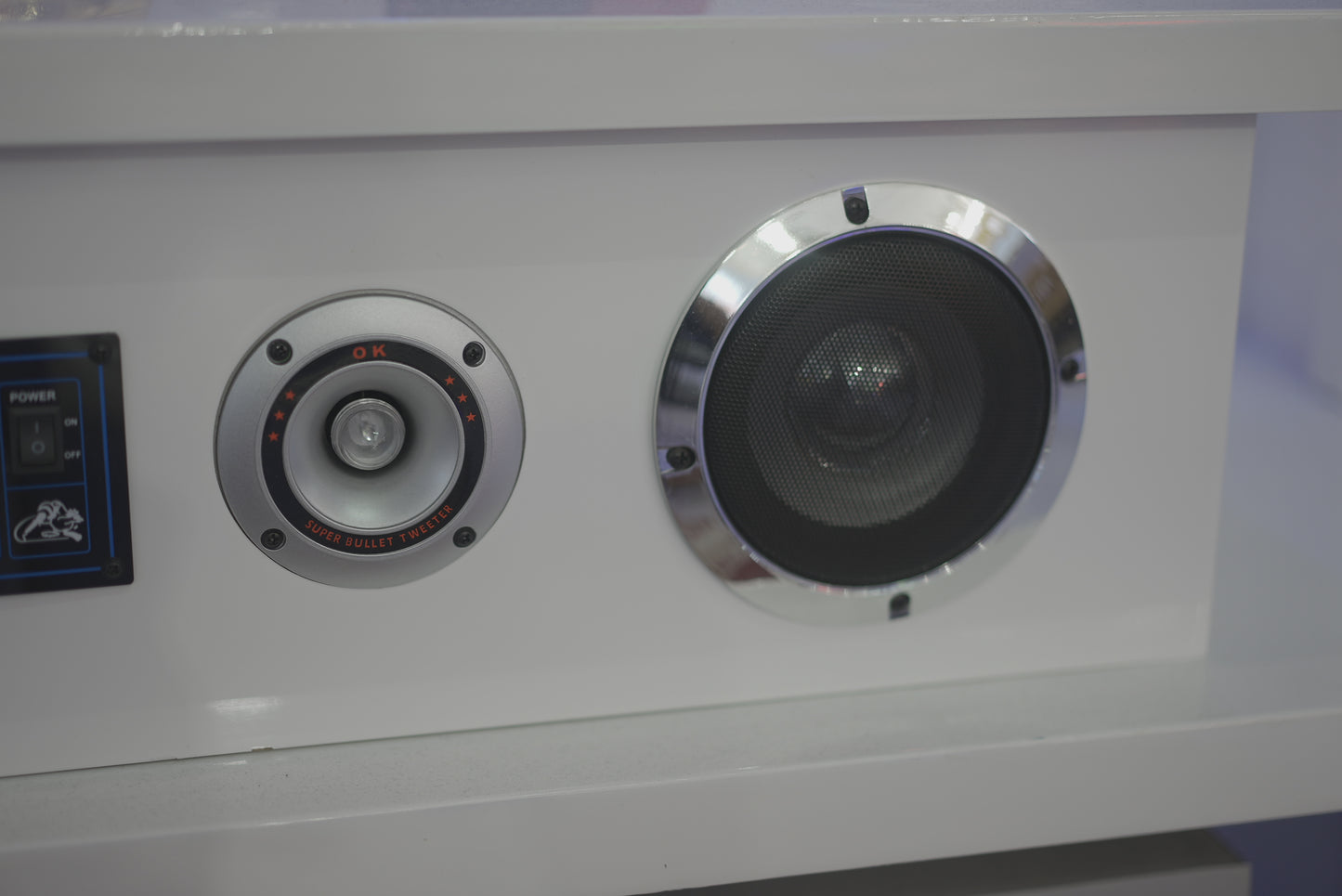 White Double Speakers and Amplifier Set